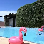 Apartment Tranquil Infinity Pool Getaway *