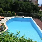 Tranquil Infinity Pool Getaway Lejlighed *