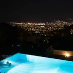 Tranquil Infinity Pool Getaway Lejlighed