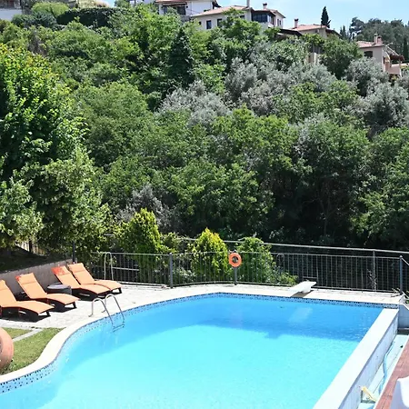 Tranquil Infinity Pool Getaway Апартаменты *