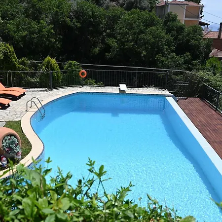 Tranquil Infinity Pool Getaway Апартаменты *