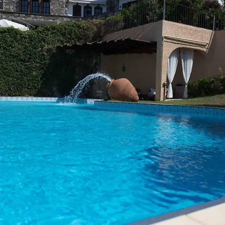 Tranquil Infinity Pool Getaway Апартаменты *