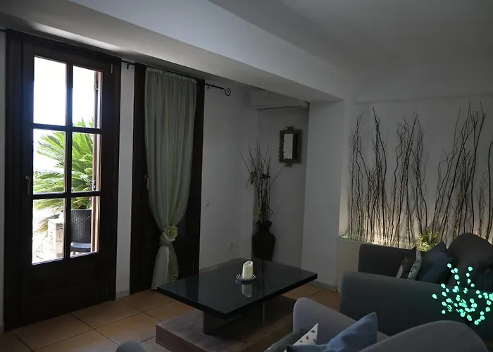 Tranquil Infinity Pool Getaway Apartment *