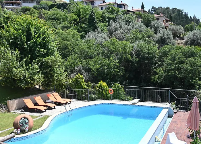 Tranquil Infinity Pool Getaway Apartment *